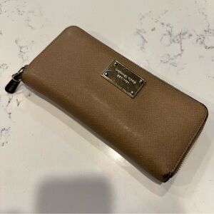 🎈 2/$5 🎈 Michael Kors Gold Logo Tan Wallet